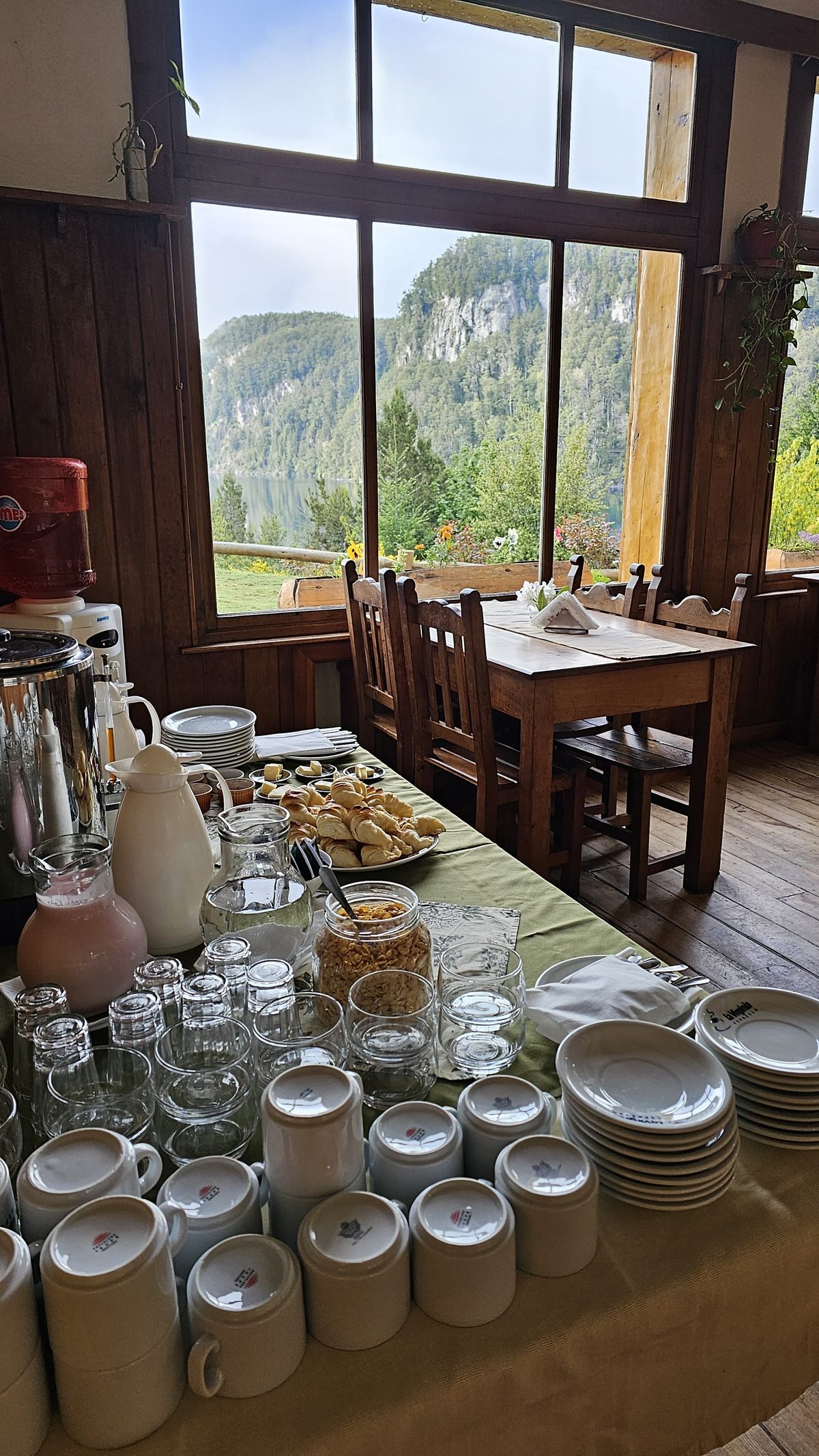 Desayuno servido en el comedor con vista a la montaña