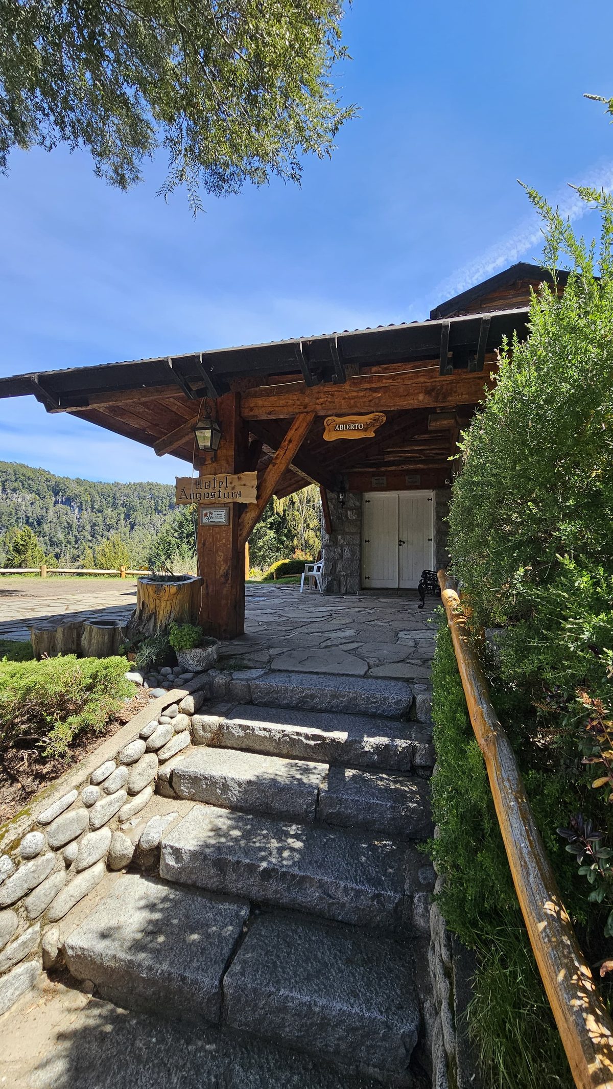 Entrada de piedra y madera del Hotel Angostura