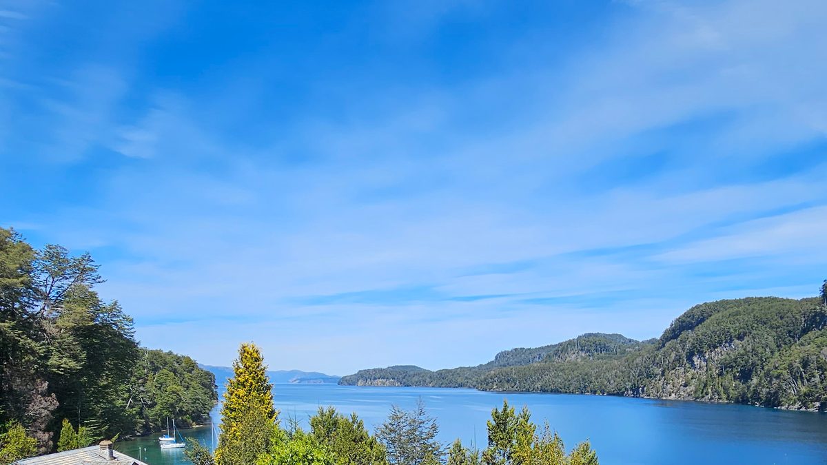Vista del lago Nahuel Huapi desde el parque del Hotel Angostura