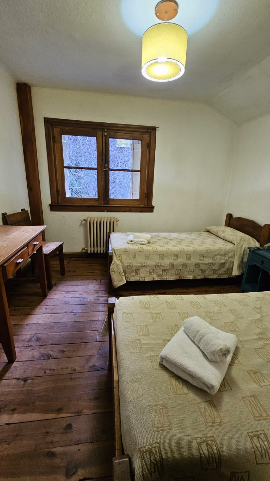 Habitación doble twin con piso de madera
