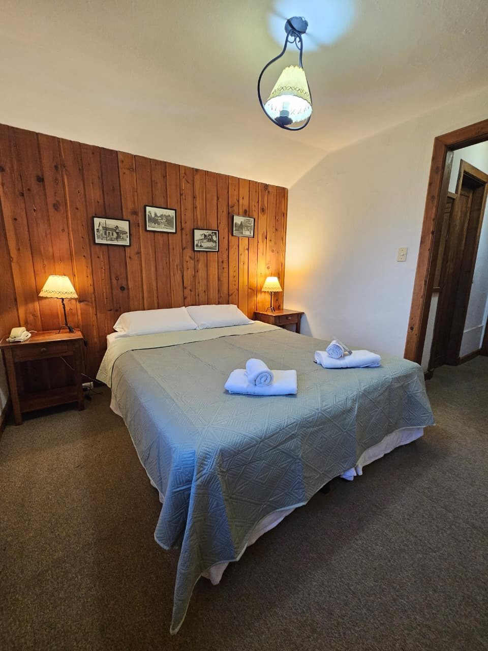 Habitación doble matrimonial con paredes de madera