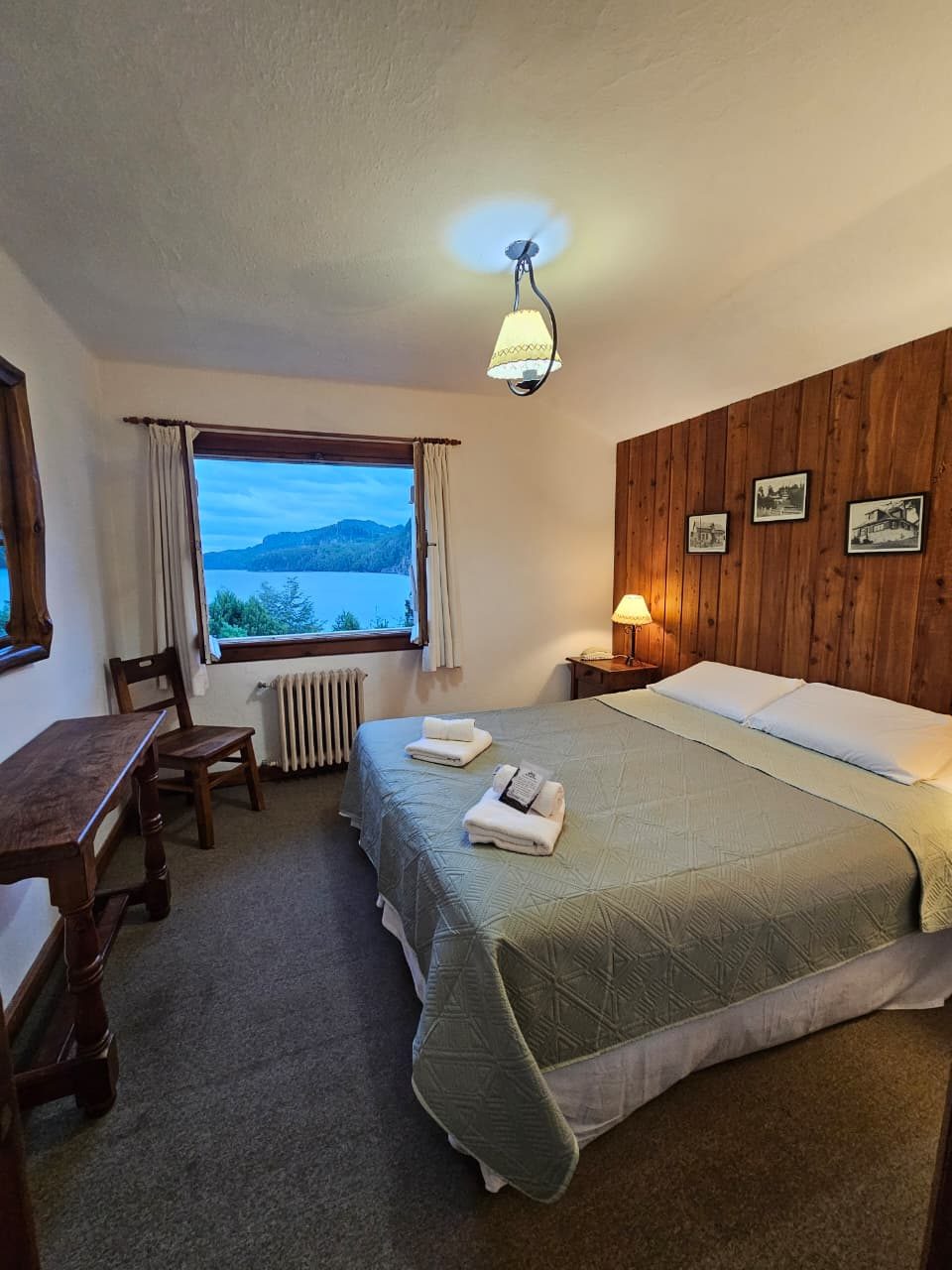 Habitación doble matrimonial con vista al lago