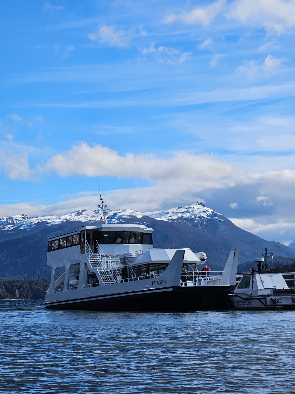 Buque Patagón navegando el Nahuel Huapi