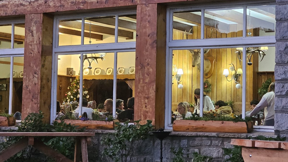 El restaurante visto desde el jardín, de noche