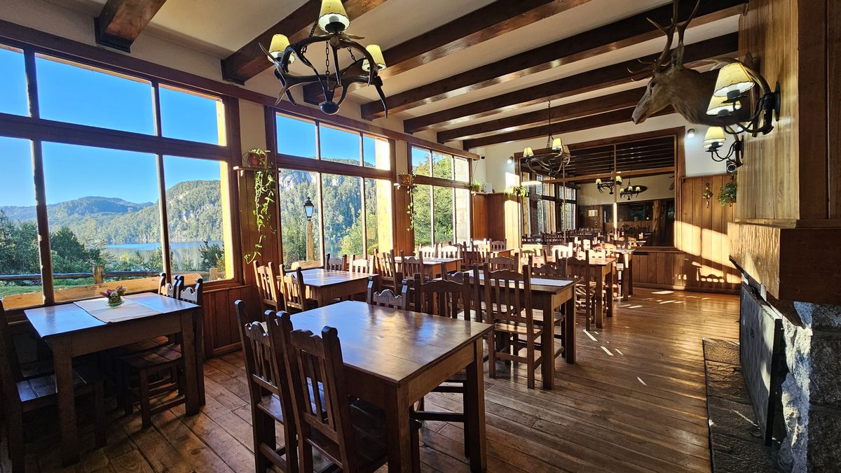 Salón del Restaurant Viejo Coihue con ventanales al lago