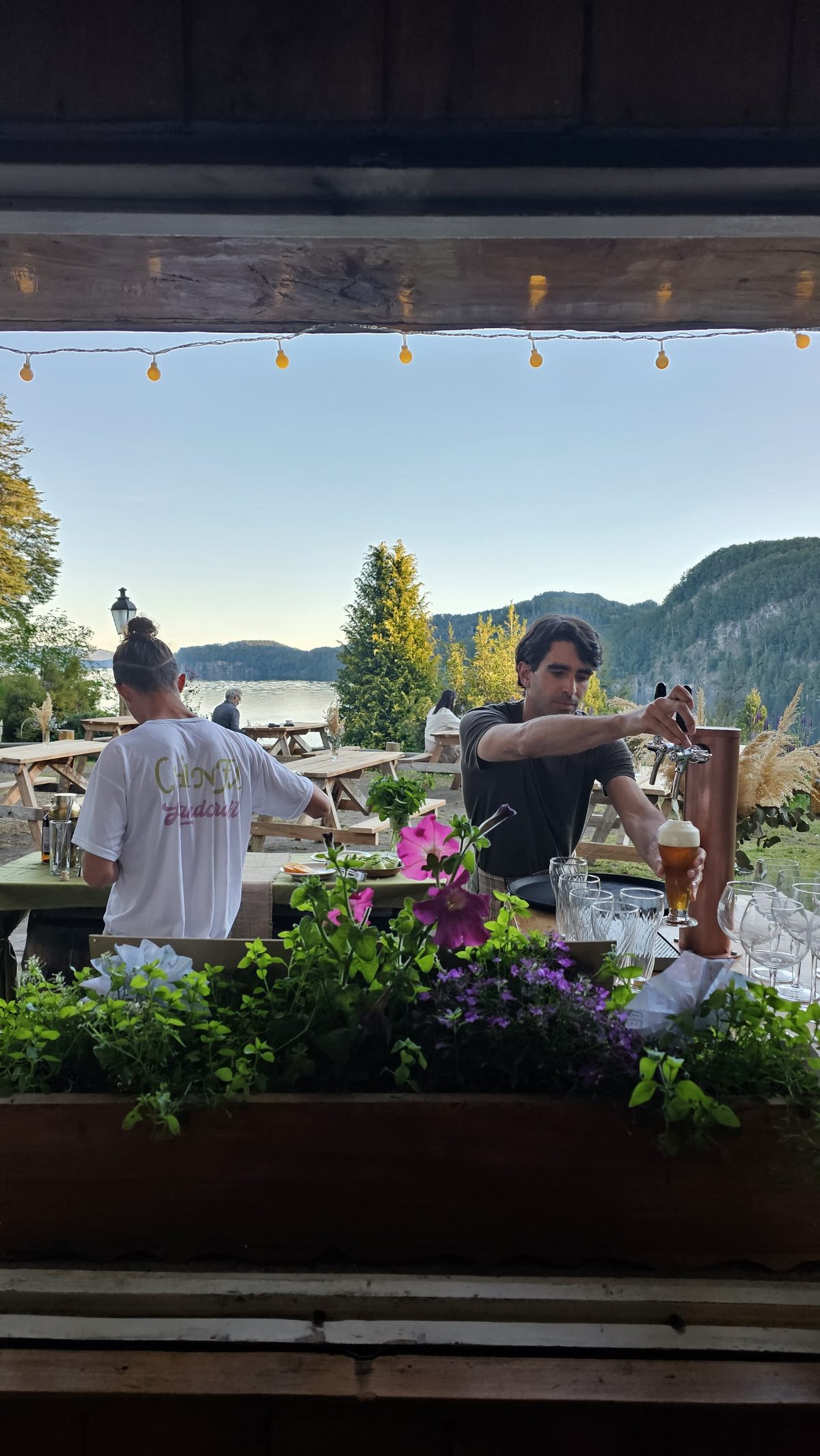 Terraza del restaurante con el lago de fondo